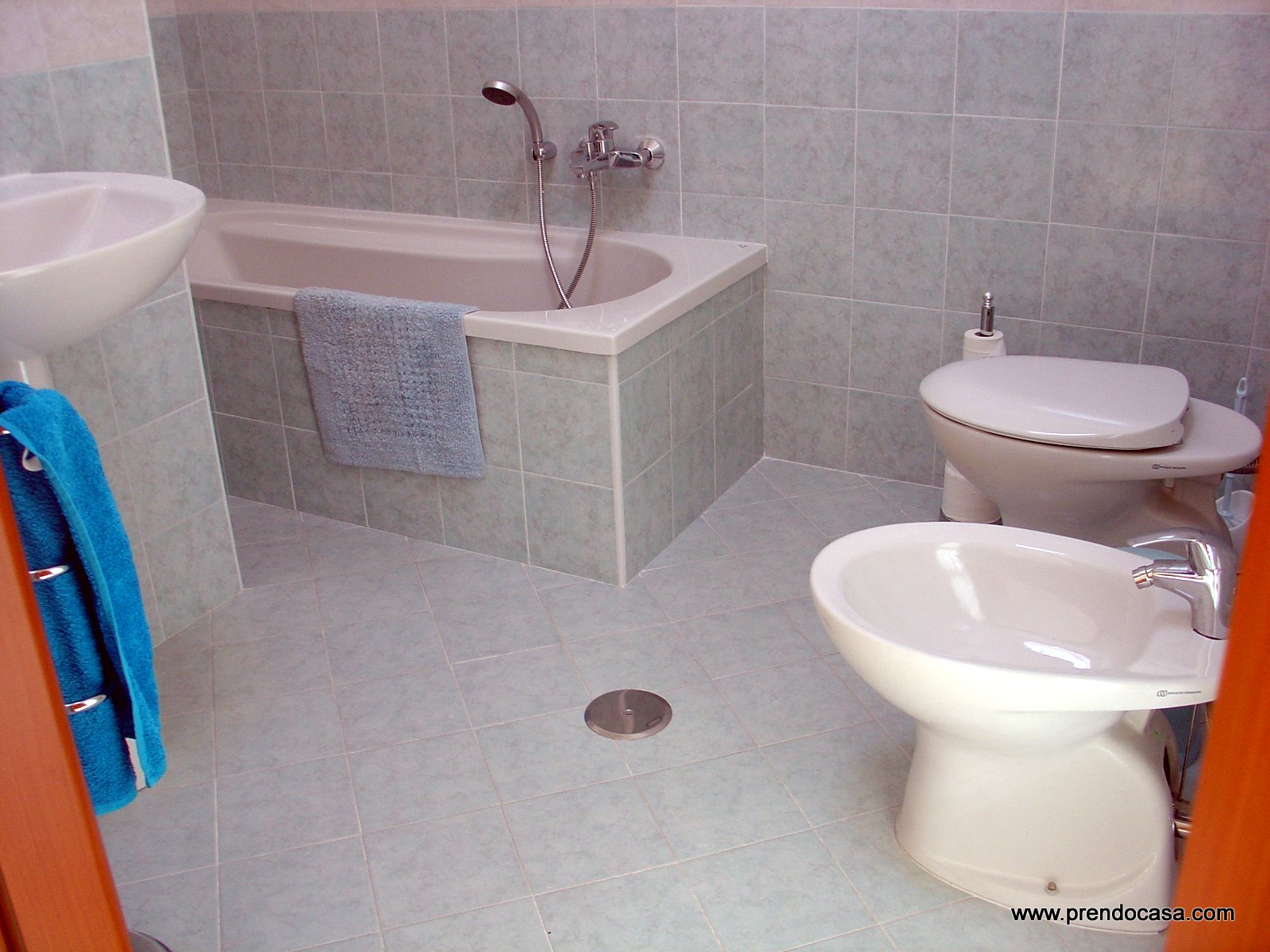 Blue bathroom Sabbia.JPG